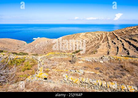 Blick auf Ackerland in Berglandschaft am Meer, Insel Folegandros, Kykladen, Griechenland Stockfoto