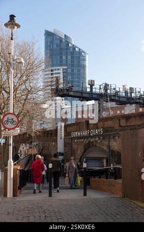 Portsmouth Südengland Großbritannien. 30/01/2025. Shopper gehen auf dem Gehweg zu und weg vom großen Einkaufskomplex in Portsmouth Stockfoto