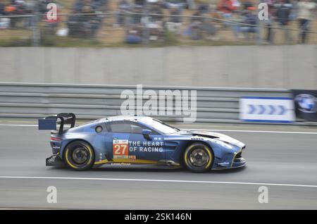 Heart of Racing trat in Aston Martin Vantage AMR GT3 Evo von Ian James, Daniel Mancinelli und Alex Riberas ein und verließ die Esses bei den 24-Stunden-Rennen 2024 Stockfoto
