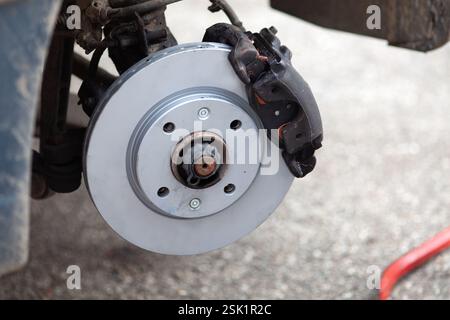 Austausch von Bremsscheiben und Bremsbelägen an einem Fahrzeug. Wartung der Bremsen in der Werkstatt Stockfoto