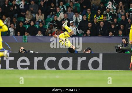Lissabon, Portugal. Februar 2025. Karim Adeyemi (Dortmund) Fußball/Fußball : Karim Adeyemi feiert nach seinem Tor in der K.-o.-Phase der UEFA Champions League Play-offs 1. Legspiel zwischen Sporting Clube de Portugal - Borussia Dortmund im Estadio Jose Alvalade in Lissabon, Portugal . Quelle: Mutsu Kawamori/AFLO/Alamy Live News Stockfoto