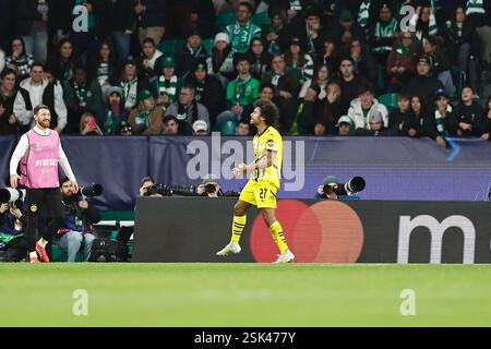 Lissabon, Portugal. Februar 2025. Karim Adeyemi (Dortmund) Fußball/Fußball : Karim Adeyemi feiert nach seinem Tor in der K.-o.-Phase der UEFA Champions League Play-offs 1. Legspiel zwischen Sporting Clube de Portugal - Borussia Dortmund im Estadio Jose Alvalade in Lissabon, Portugal . Quelle: Mutsu Kawamori/AFLO/Alamy Live News Stockfoto