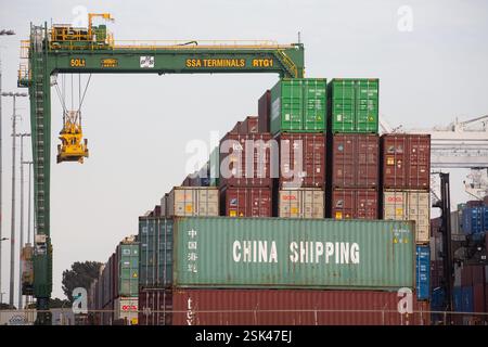 Kräne transportieren Frachtcontainer im Hafen von Long Beach, Long Beach, CA Stockfoto