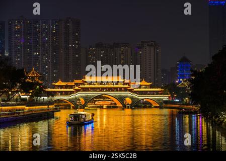 AnShun traditionelle chinesische Brücke Beleuchtung im Stadtbild von Chengdu Stockfoto