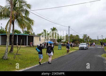 Touristen besuchen das kleine Dorf EASO auf Lifou Island, Loyalty Islands, Neukaledonien Stockfoto