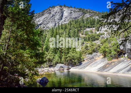 Natürlicher Pool, der von Vernal Falls und Merced River im Yosemite National Park fließt. Stockfoto