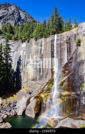 Rainbow at Vernal Falls ist ein 317 m hoher Wasserfall am Merced River, der sich flussabwärts des Nevada Falls im Yosemite National Park befindet. Stockfoto