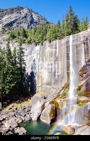 Rainbow at Vernal Falls ist ein 317 m hoher Wasserfall am Merced River, der sich flussabwärts des Nevada Falls im Yosemite National Park befindet. Stockfoto