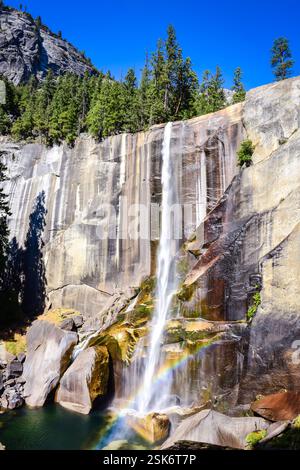 Rainbow at Vernal Falls ist ein 317 m hoher Wasserfall am Merced River, der sich flussabwärts des Nevada Falls im Yosemite National Park befindet. Stockfoto