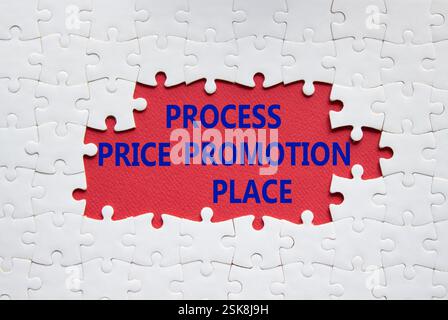 Symbol „Preis Promotion“ verarbeiten. Weißes Puzzle mit den Worten Process Price Promotion Place. Schöner roter Hintergrund. Geschäftskonzept. Kopierbereich. Stockfoto