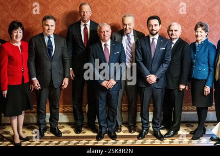 Washington, Usa. Februar 2025. König Abdullah II bin Al-Hussein von Jordanien und Kronprinz Hussein bin Abdullah treffen sich mit Senatoren (von links nach rechts; US-Senatoren Susan Collins (R-ME), David McCormick (R-PA), Senatsmehrheitsführer John Thune (R-SD), König, Senatsminderheitsführer Chuck Schumer (D-NY), Kronprinz, US-Senatoren Jack Reed (D-RI) und Jeanne Shaheen (D-NH). Quelle: SOPA Images Limited/Alamy Live News Stockfoto
