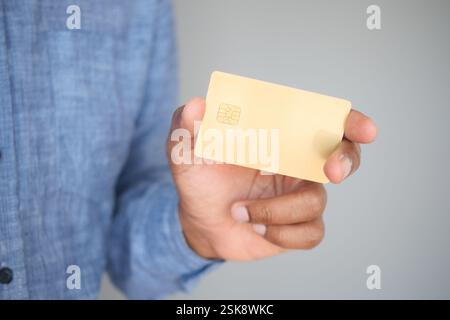 Halten Sie eine leere Karte in einer zwanglosen Umgebung mit neutralem Hintergrund Stockfoto