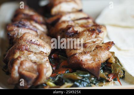 Gegrillte Hähnchenspieße mit buntem Gemüse auf einem Teller Stockfoto