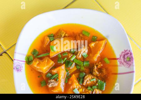Balbacua, eine philippinische Schweinefleisch-Suppe, serviert in einem lokalen Restaurant in Davao City Philippinen Stockfoto