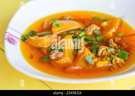 Balbacua, eine philippinische Schweinefleisch-Suppe, serviert in einem lokalen Restaurant in Davao City Philippinen Stockfoto