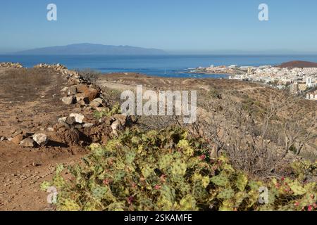 Blick auf Los Cristianos von der Spitze des Berges, Insel La Gomera im Hintergrund Stockfoto