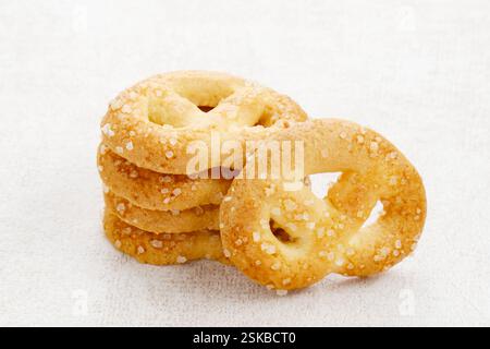 Süße und leckere Vanillebutter-Kekse. Isoliert auf weißem Hintergrund. Stockfoto
