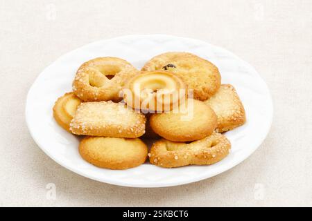 Verschiedene dänische Butterkekse, serviert auf einem weißen Teller. Stockfoto