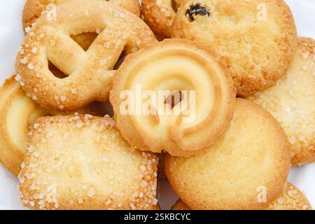 Verschiedene dänische Butterkekse, isoliert auf weißem Hintergrund. Flache Lagen Stockfoto