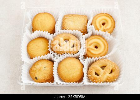 Verschiedene dänische Butterkekse, isoliert auf weißem Hintergrund. Flache Lagen Stockfoto