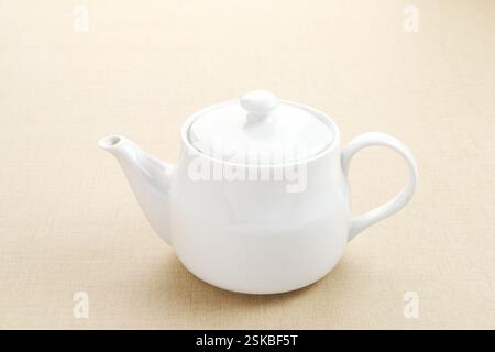 Kleine Keramik-Teekanne mit Griff, Küchenutensilien Stockfoto