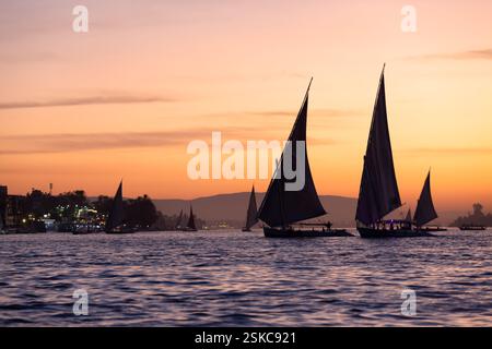 Touristen in einem Felukenboot auf dem Nil in Luxor Theben - Ägypten Stockfoto