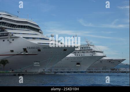 Bahamas: Zwei Kreuzfahrtschiffe, Carnival Valor und Monarch of the Seas, die nebeneinander in einem Hafen angedockt werden. Diese großen weißen Gefäße mit mehreren Decks und Stockfoto