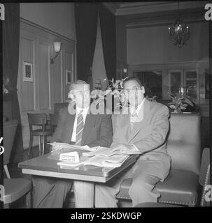 Erster Präsident der Provisorischen Regierung der Algerischen Republik (GPRA) von 1958 bis 1961#erster Präsident der Provisorischen Regierung der Algerischen Republik GPRA von 1958 bis 1961--- Ferhat Abbas (rechts) in Bern 1956#Ferhat Abbas (rechts) in Bern 1956- RDB VON DUKAS Stockfoto