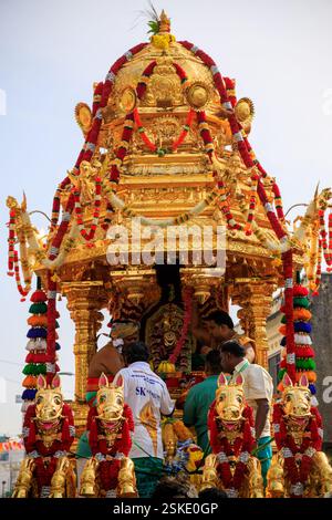Penang, Malaysia – 8. Februar 2025: Hindugeweihte feiern die zeremonielle Anbetung von Hindus Gottheit Lord Muruga während der Feier von Thaipusam Stockfoto