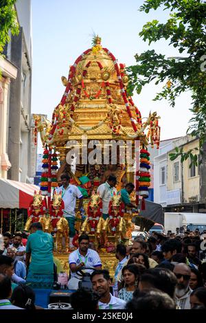 Penang, Malaysia – 8. Februar 2025: Hindugeweihte feiern die zeremonielle Anbetung von Hindus Gottheit Lord Muruga während der Feier von Thaipusam Stockfoto