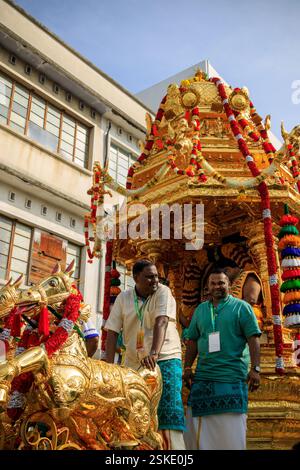 Penang, Malaysia – 8. Februar 2025: Hindugeweihte feiern die zeremonielle Anbetung von Hindus Gottheit Lord Muruga während der Feier von Thaipusam Stockfoto