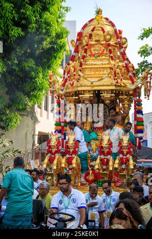 Penang, Malaysia – 8. Februar 2025: Hindugeweihte feiern die zeremonielle Anbetung von Hindus Gottheit Lord Muruga während der Feier von Thaipusam Stockfoto