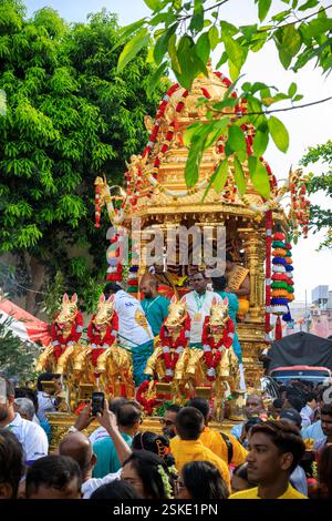 Penang, Malaysia – 8. Februar 2025: Hindugeweihte feiern die zeremonielle Anbetung von Hindus Gottheit Lord Muruga während der Feier von Thaipusam Stockfoto