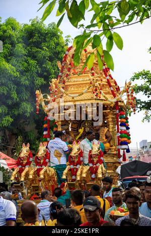 Penang, Malaysia – 8. Februar 2025: Hindugeweihte feiern die zeremonielle Anbetung von Hindus Gottheit Lord Muruga während der Feier von Thaipusam Stockfoto