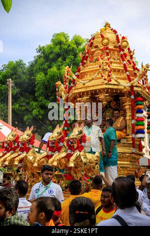 Penang, Malaysia – 8. Februar 2025: Hindugeweihte feiern die zeremonielle Anbetung von Hindus Gottheit Lord Muruga während der Feier von Thaipusam Stockfoto