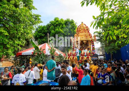 Penang, Malaysia – 8. Februar 2025: Hindugeweihte feiern die zeremonielle Anbetung von Hindus Gottheit Lord Muruga während der Feier von Thaipusam Stockfoto