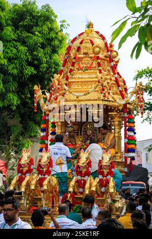 Penang, Malaysia – 8. Februar 2025: Hindugeweihte feiern die zeremonielle Anbetung von Hindus Gottheit Lord Muruga während der Feier von Thaipusam Stockfoto