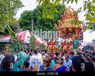 Penang, Malaysia – 10. Februar 2025: Hindugeweihte feiern die zeremonielle Anbetung von Hindus Gottheit Lord Muruga während der Feier von Thaipusam Stockfoto