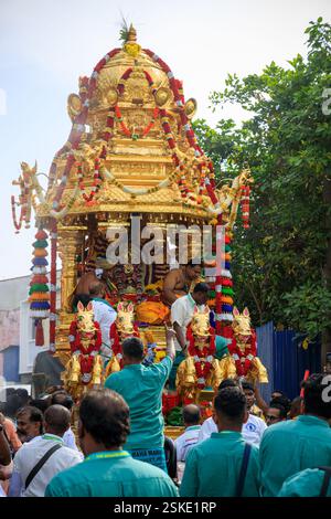 Penang, Malaysia – 8. Februar 2025: Hindugeweihte feiern die zeremonielle Anbetung von Hindus Gottheit Lord Muruga während der Feier von Thaipusam Stockfoto