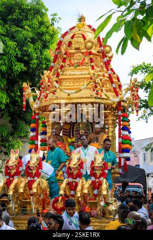 Penang, Malaysia – 8. Februar 2025: Hindugeweihte feiern die zeremonielle Anbetung von Hindus Gottheit Lord Muruga während der Feier von Thaipusam Stockfoto