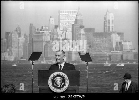 Unterzeichnen Einwanderungsreform#unterzeichnet Einwanderungsreform--- Präsident Lyndon Baines Johnson 1965#Präsident Lyndon Baines Johnson 1965- RDB VON DUKAS Stockfoto