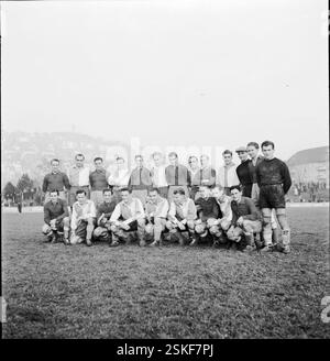 --- Schweizer Cup 1943/44: Grasshopper Club Zürich - FC Birsfelden; die beiden Teams vor dem Spiel#Swiss Cup 1943/44: Grasshopper Club Zürich - FC Birsfelden; die beiden Teams vor dem Spielbeginn - RDB VON DUKAS Stockfoto