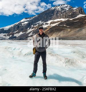 Touristen auf Athabasca Glacier Ice Walk Wanderung, Jasper Nationalpark, Alberta, Kanada. Stockfoto