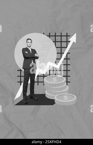 Vertikales Collagenbild einer schwarz-weißen Gamma-erfolgreichen Person, die die Arme gekreuzt hat, stapelt Geldmünzen, wobei der Pfeil nach oben wächst Stockfoto