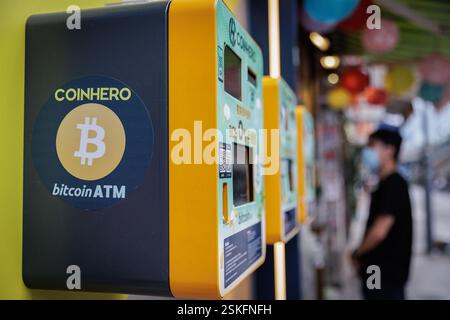 Hongkong, China. Oktober 2024. Ein Mann, der vor COINHERO in Hongkong gesehen wurde. COINHERO ist eines der größten Bitcoin-Geldautomaten-Netzwerke in Asien. Hongkong hat bestätigt, dass Krypto einschließlich Ether (ETH) und Bitcoin (BTC) als Nachweis für Vermögenswerte bei der Beantragung des Visums für das New Capital Investment Entrant Scheme verwendet werden können. Ein Regierungssprecher sagte im Januar, dass das New Capital Investment Entrant Scheme über 750 Antragsteller umfasst. (Foto: May James/SOPA Images/SIPA USA) Credit: SIPA USA/Alamy Live News Stockfoto