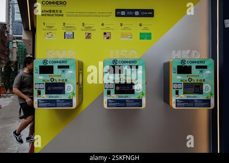 Hongkong, China. Oktober 2024. Ein Mann tritt in die COINHERO in Hongkong ein. COINHERO ist eines der größten Bitcoin-Geldautomaten-Netzwerke in Asien. Hongkong hat bestätigt, dass Krypto einschließlich Ether (ETH) und Bitcoin (BTC) als Nachweis für Vermögenswerte bei der Beantragung des Visums für das New Capital Investment Entrant Scheme verwendet werden können. Ein Regierungssprecher sagte im Januar, dass das New Capital Investment Entrant Scheme über 750 Antragsteller umfasst. (Foto: May James/SOPA Images/SIPA USA) Credit: SIPA USA/Alamy Live News Stockfoto