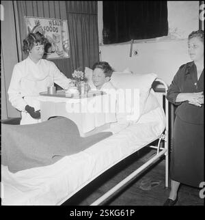 Frühstück im Krankenbett#Frühstück im Krankenbett-- Krankenpflege-Demonstration des Roten Kreuzes, Genf 1958#Krankenpflege-Praxisdemo des Schweizerischen Roten Kreuzes, Genf 1958- RDB VON DUKAS Stockfoto