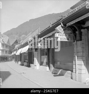 --- Geschäfte an der Hauptstraße in Wengen 1955#kleine Geschäfte an der Hauptstraße in Wengen 1955- RDB BEI DUKAS Stockfoto