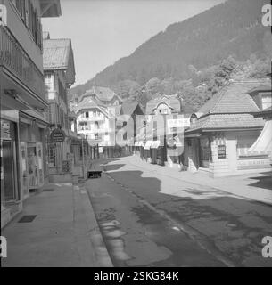 --- Geschäfte an der Hauptstraße in Wengen 1955#kleine Geschäfte an der Hauptstraße in Wengen 1955- RDB BEI DUKAS Stockfoto