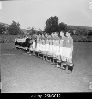 --- Länderspiel Schweiz - England, Zürich, 1952: Die beiden Mannschaften vor dem Spiel#International Match Switzerland - England, Zürich, 1952: Die beiden Mannschaften vor dem Spielbeginn - RDB VON DUKAS Stockfoto